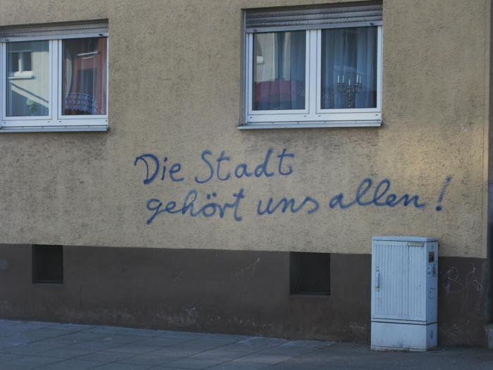 699px-Die Stadt gehoert uns allen.png
